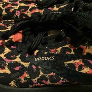 Ladies Brooks size 7